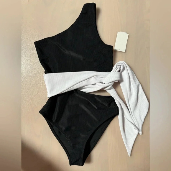 Beach Riot Carlie Women’s Black And White  Swimsuit Small $158.00 MSRP - Picture 2 of 5